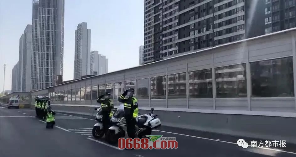 g3uLC2Vcg27L8uGY.jpg